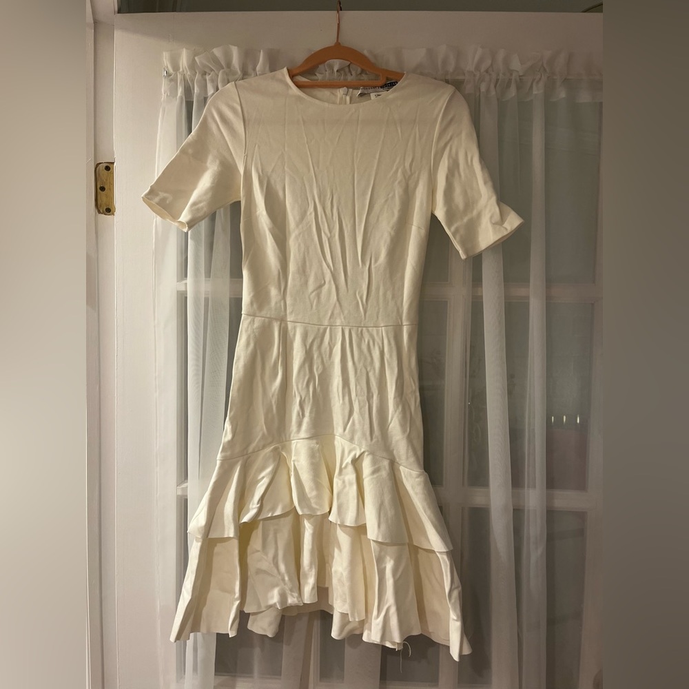 Nice white dress 🤍